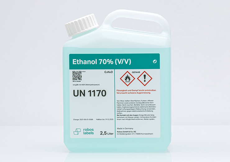 Seewasserbeständiges Etikett nach BS 5609 auf Kunststoffbehälter mit Warnsymbolen nach GHS und QR-Code.