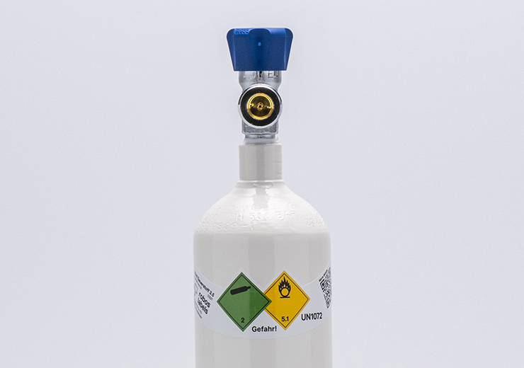 Sauerstoffflasche mit Etikett für gewölbte Oberflächen in Formstanzung der GHS-Warnzeichen.