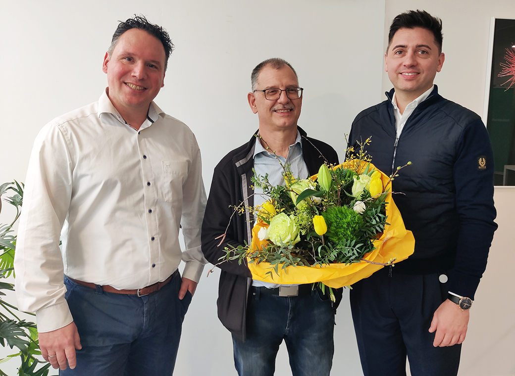 Daniel Sugg und Simon Reuter verabschieden Herr Schulz (Mitte) mit einem Blumenstrauß.