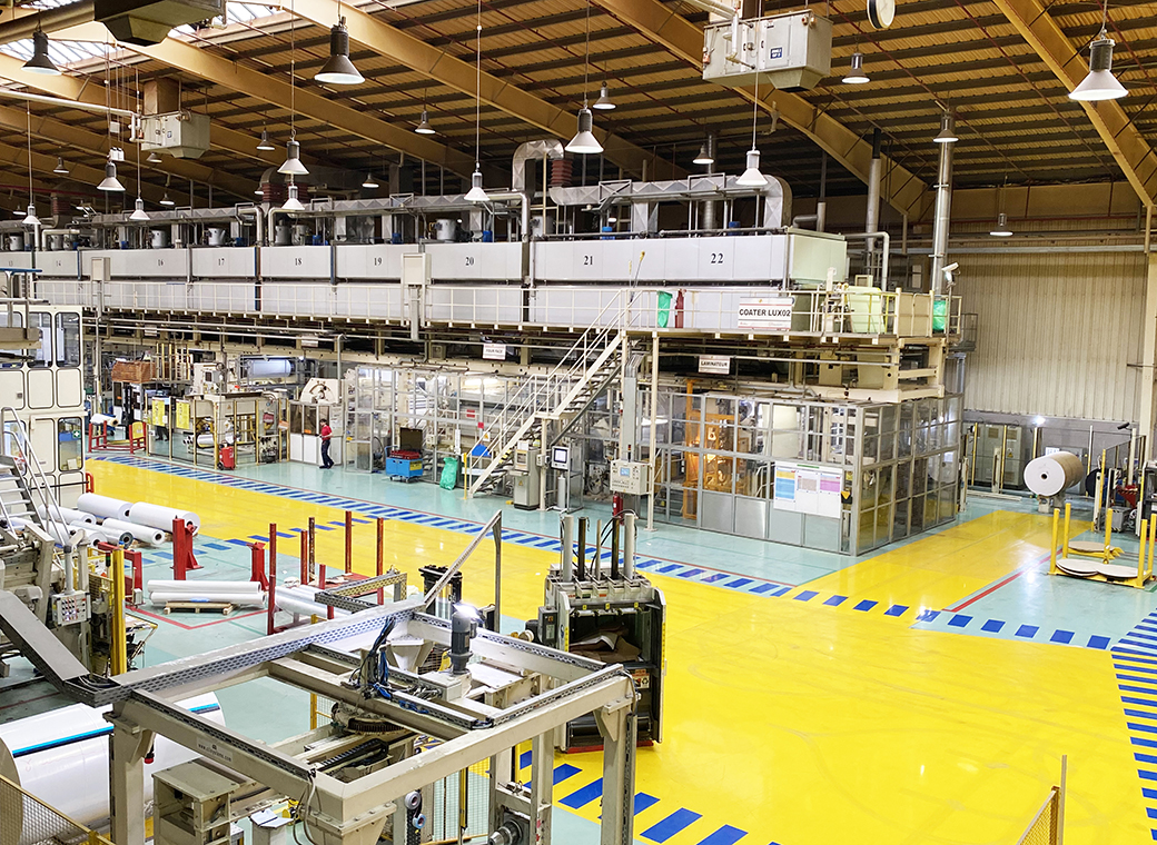 Die große Produktionshalle mit einer Maschine zur Herstellung von Kennzeichnungsfolien.