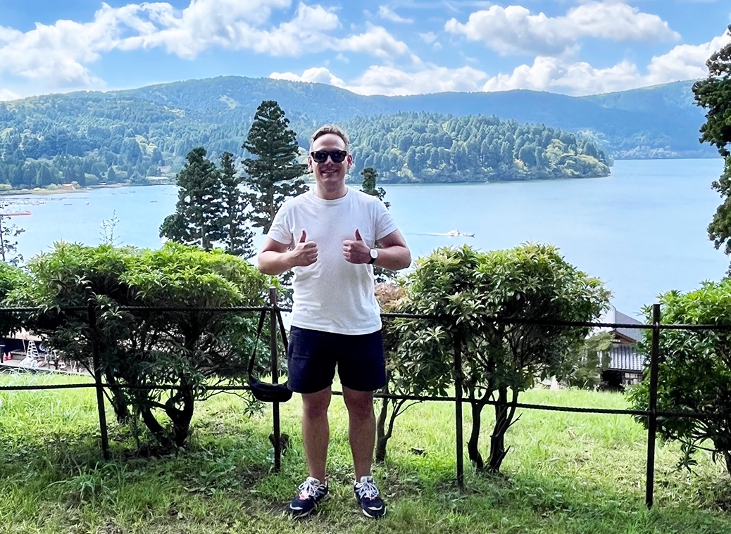 Wunderschöner Ausblick auf den Ashi-See im Gebiet von Hakone in der Präfektur Kanagawa, er entstand vor über 3000 Jahren als der Vulkan Hakone ausbrach.