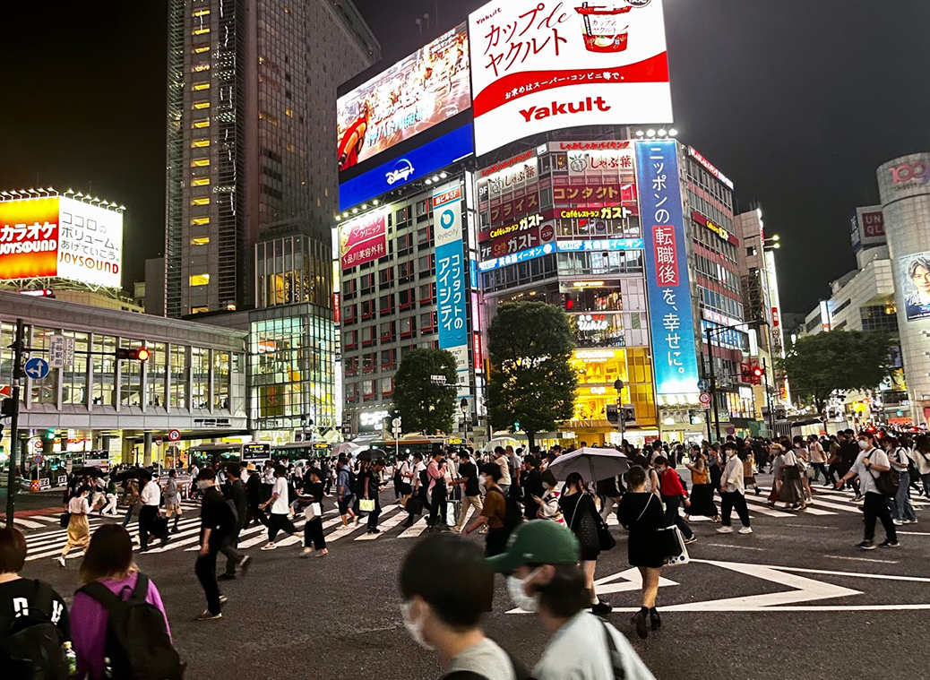Tokios Innenstadt-Viertel Shibuya ist nicht nur das Herz und die Seele der Stadt mit seinen Einkaufsmöglichkeiten, Restaurants und Clubs, sondern vor allem Schmelztiegel verschiedener Subkulturen und Nationalitäten. Hier befindet sich auch die bekannteste Kreuzung der Welt, die Shibuya Kreuzung. Vor dem zweiten größten Bahnhof der Welt wechseln alle 2 min ca. 1000-2500 Menschen die Kreuzung.