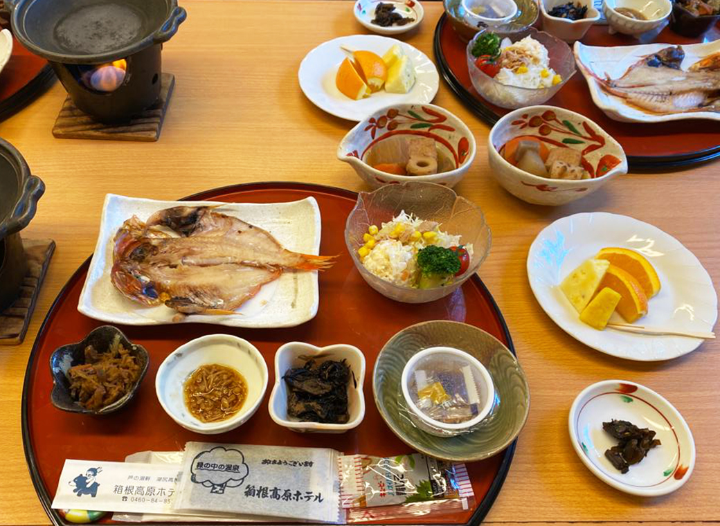 Traditionelles japanisches Frühstück, mit Suppe, Reis, eingelegtem Gemüse, Algen, gegrillter Fisch, Obst und "nattō" -  fermentierte Sojabohnen.